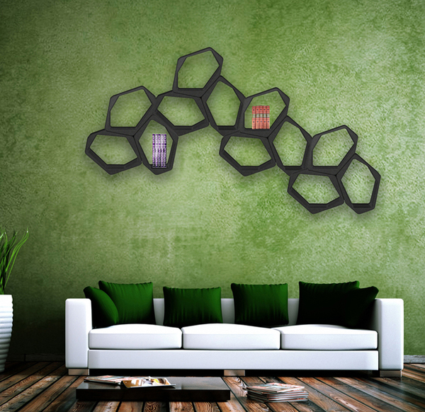 Wohndesign - weisses Sofa vor grüner Wand