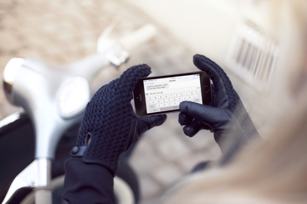 3-mujjo-leather-crochet-touchscreen-gloves