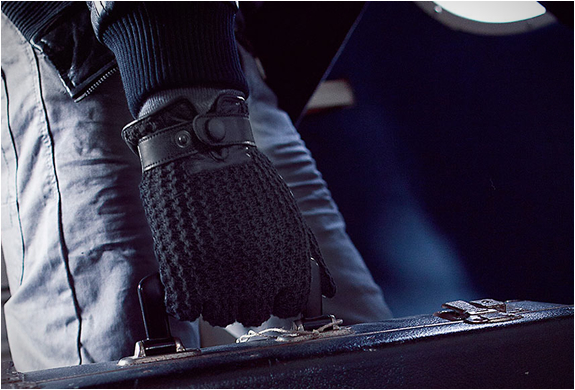 leather-crochet-touchscreen-gloves-3