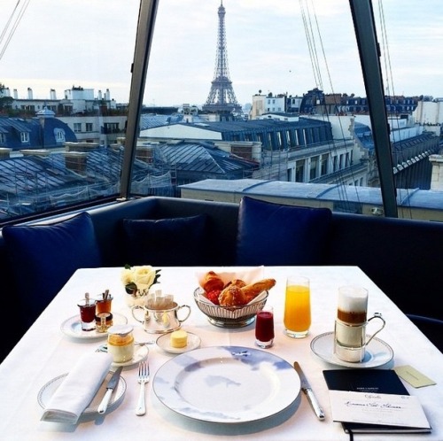 Breakfast-with-a-view-of-the-eiffel-tower-inspiration
