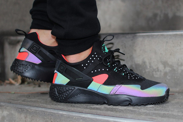 NIKE-AIR-HUARACHE-UTILITY-PRM-BRIGHT-CRIMSON