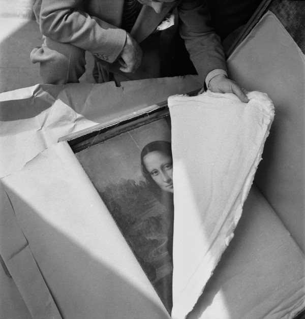 Retour de la Joconde au musée du Louvre après la guerre. Paris, 1945. JAH-MUS-19-59
