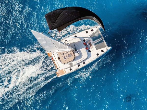 “Coboat“ is a coworking space on a catamaran that travels the world. Digital nomads, founders or freelancers are able to book one of the 20 available spots by week. The ticket includes a accommodation, catering and high-speed internet. Additionally, Coboat enables inspiration and knowledge exchange, as well as numerous possibilities to experience the world right on the water.