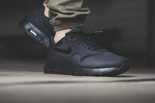 nike-air-max-1-triple-black-002