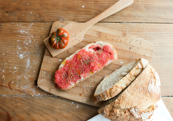 tomato-sauce-on-bread