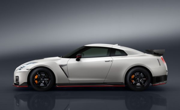 2017-Nissan-GT-R-NISMO-104-876x535