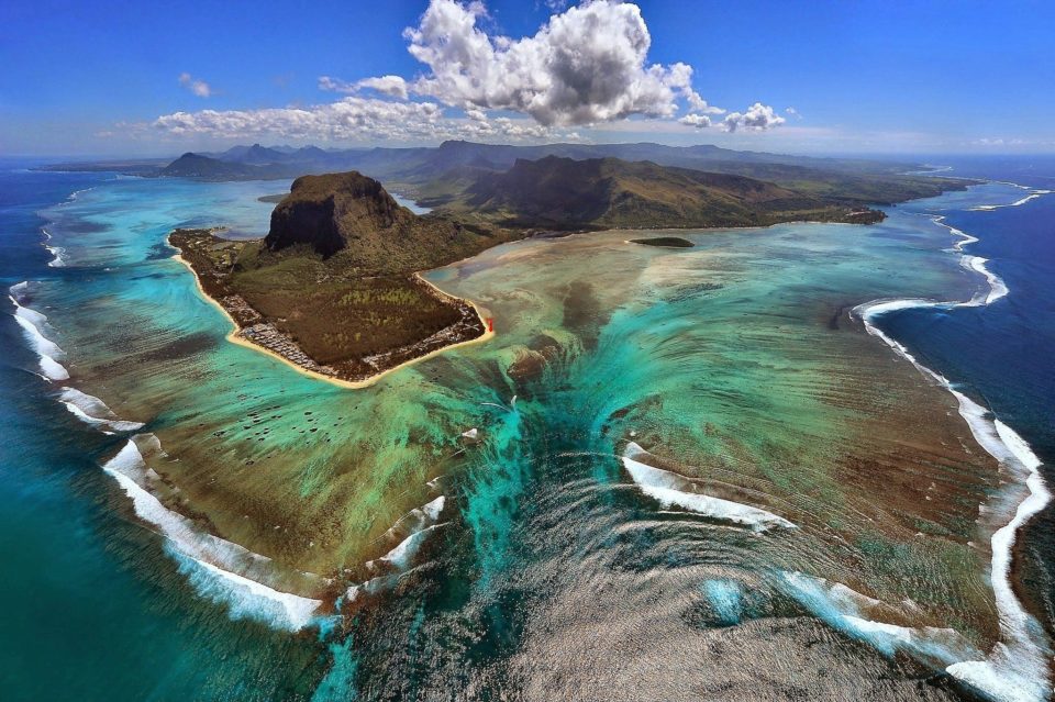 mauritius-underwater-waterfall