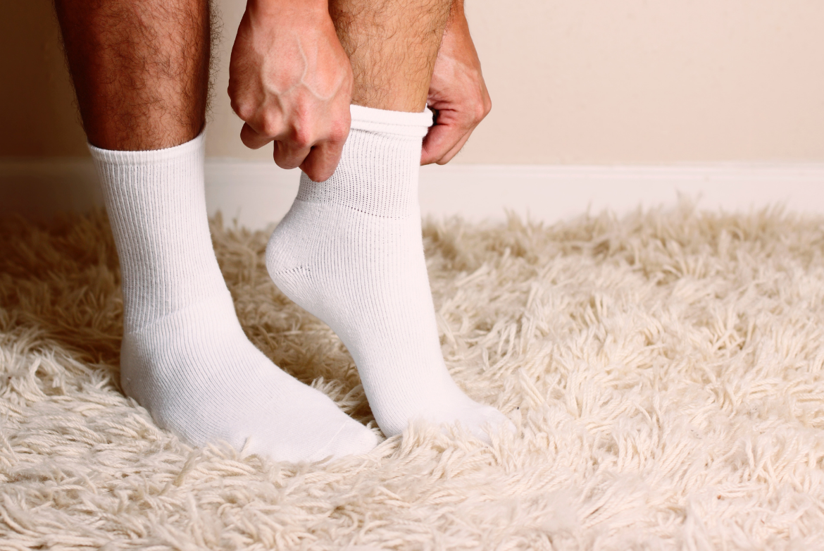 Wearing socks. Носки. Белые носки мужские. Мужские ноги в носочках. Носки на ногах.