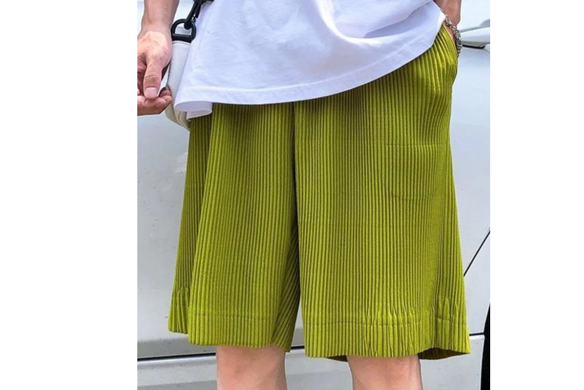 Pleated shorts for men